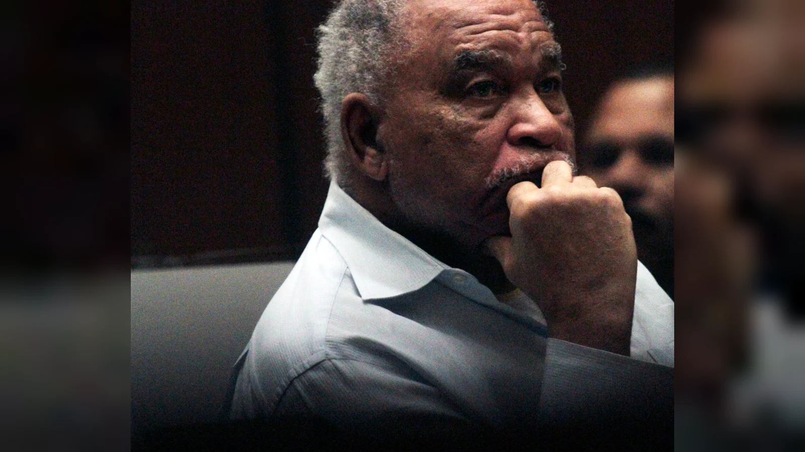 Samuel Little in a Los Angeles courtroom, his hand raised to his mouth